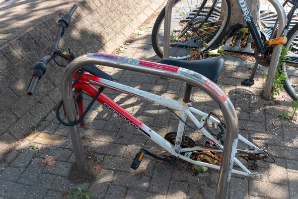 布里斯托尔 2020年6月 英格兰 在一个自行车被盗的城市里 一辆锈迹斑斑的旧自行车被丢弃并被锁在了一个自行车道上 — 图库照片