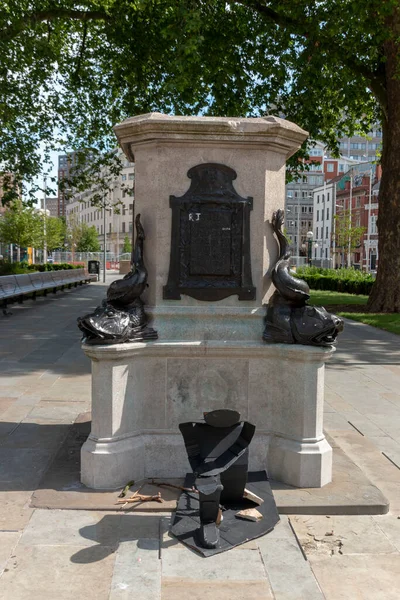 Bristol-Haziran-2020-İngiltere Edward Colston 'ın boş heykel standı siyah hayatları sırasında kaldırıldı.