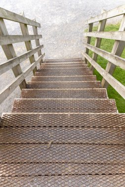 Sahile inen merdivenlerin yakın çekimi.