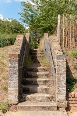 Tepenin tepesine çıkan parkın yanındaki merdivenlerin yakın görüntüsü. 