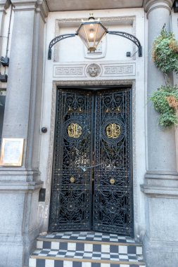 Londra-Ağustos-2020-İngiltere-Bir binaya açılan süslü bir kapının yakın görüntüsü 