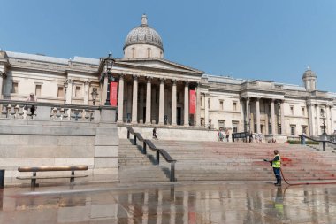 Londra-Ağustos-2020-İngiltere - Trafalgar meydanındaki protestodan sonra kırmızı boyayı yıkayan işçilerin manzarası 
