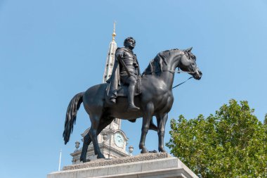 Londra-Ağustos-2020-İngiltere-Kral George heykelinin yakın görüntüsü