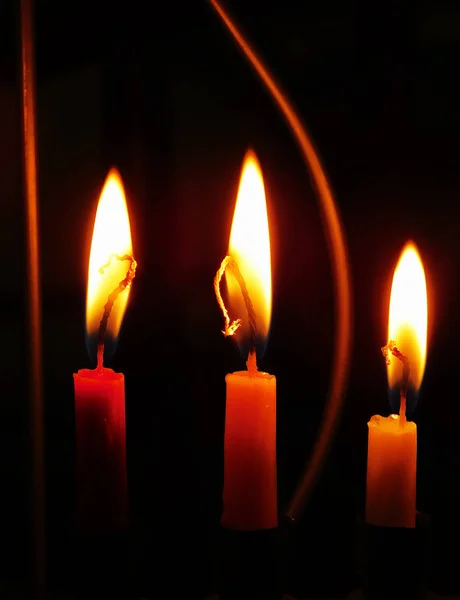 Drei Brennende Kerzen Auf Schwarzem Hintergrund — Stockfoto