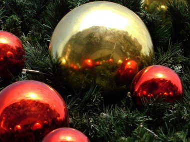 Altın ve kırmızı Noel topları, arka plan