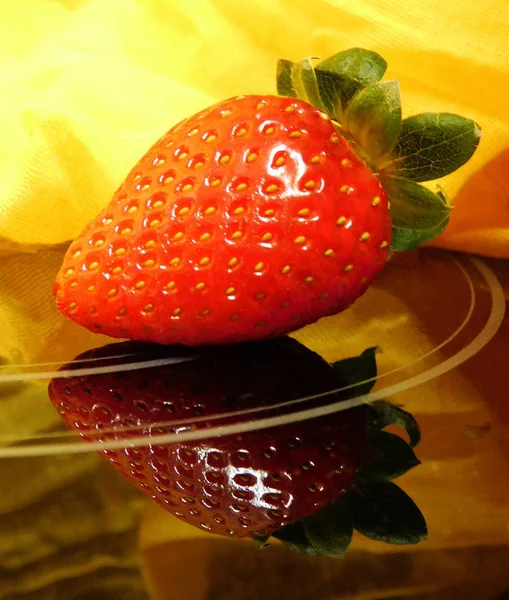 Strawbery sarı zemin üzerine