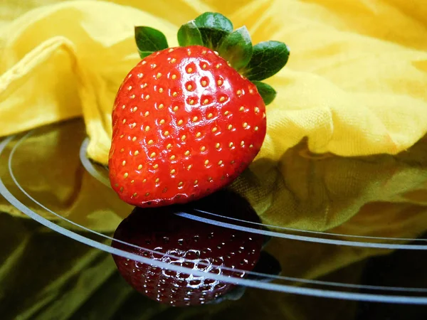   Sarı zemin üzerine tek strawbery