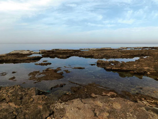 deniz ve kayalar panorama