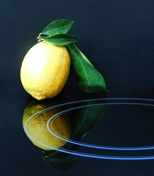           Siyah arkaplanda limon