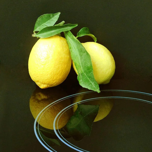 Citrons Sur Fond Noir — Photo