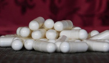 Beyaz hap ve kapsül