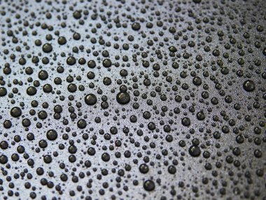 Gri arkaplanda su damlaları 