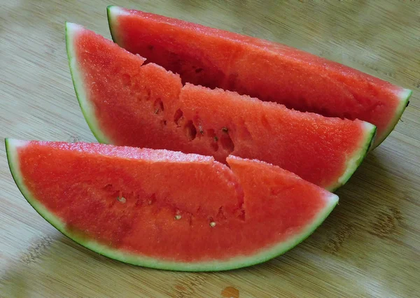 Scheiben Von Wassermelone Auf Holzgrund — Stockfoto