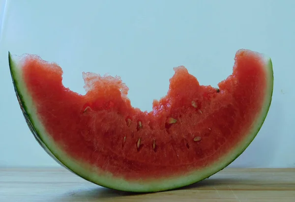 Gebissene Saftige Wassermelonen Portion — Stockfoto