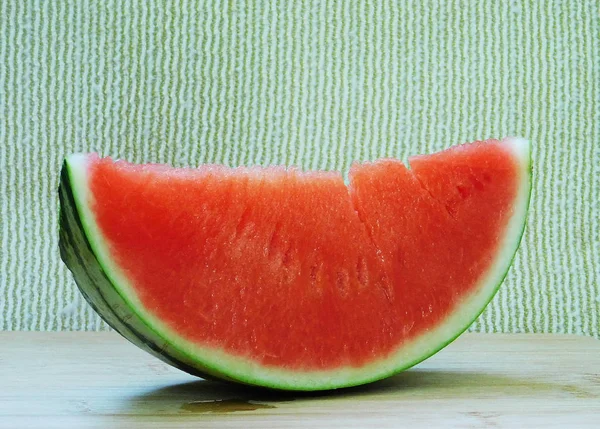 Wassermelone Isoliert Auf Holztisch — Stockfoto