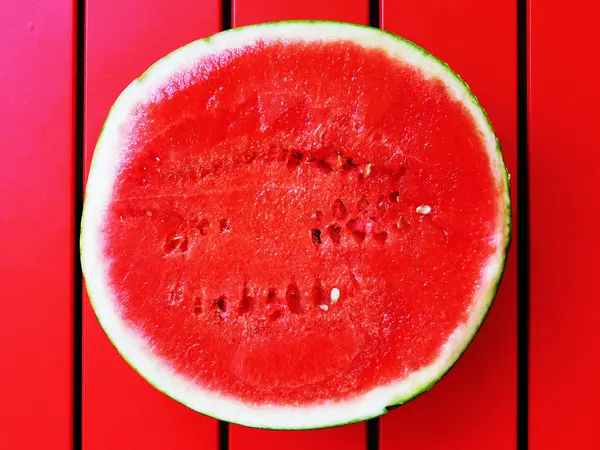 Eine Hälfte Frischer Wassermelone Isoliert Auf Buntem Hintergrund — Stockfoto