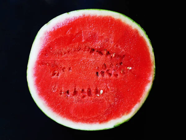 Eine Hälfte Frische Wassermelone Isoliert Auf Schwarzem Hintergrund — Stockfoto
