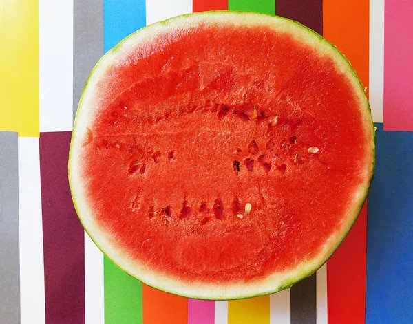 Eine Hälfte Frischer Wassermelone Isoliert Auf Buntem Hintergrund — Stockfoto
