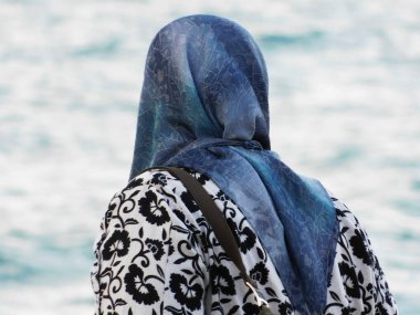  arkadan görünüşü Müslüman kadın mavi