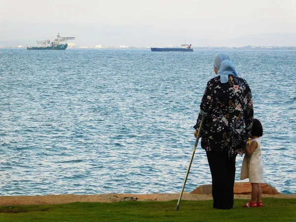  İsrail, Hayfa - 12 Eylül 2018: Arap anne ve küçük kızı