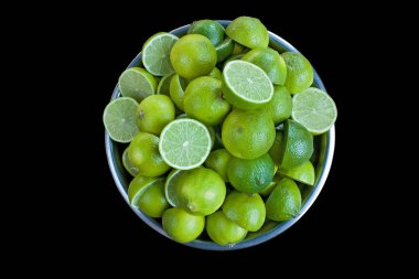 Siyah arka plan ile kireç kase