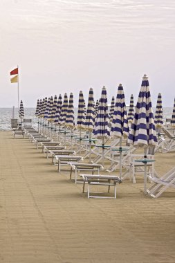 Bir Lido di Camaiore, Tuscany kapalı şemsiyelerle İtalyan beach