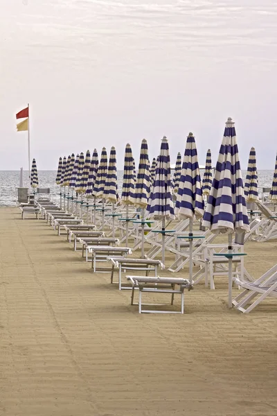 Praia Italiana Com Guarda Chuvas Fechados Lido Camaiore Toscana — Fotografia de Stock