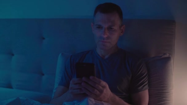 Hombre Con Teléfono Inteligente Durante Noche Solo Cama — Vídeos de Stock