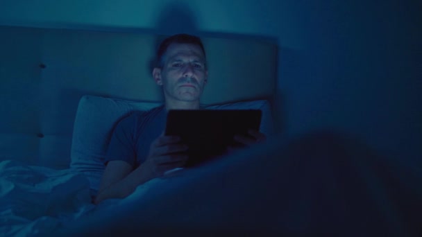 Homens Felizes Cama Lendo Assistindo Com Tablet — Vídeo de Stock