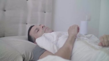 Sıradan adam uyanır ve yataktan kalkmak