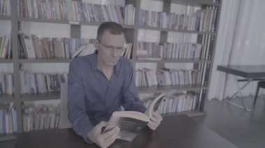 Buisnessman bir otelde loby kitap okumak