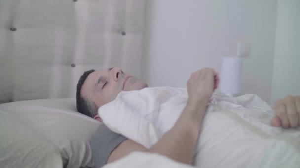 Tipo Normal Despierta Levanta Cama — Vídeo de stock