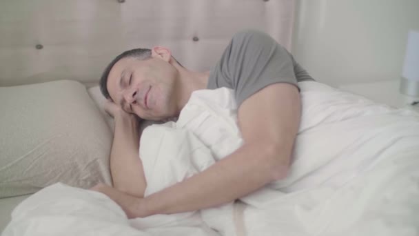 Hombre Súper Feliz Despierta Solo Cama Por Mañana — Vídeos de Stock