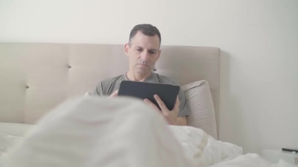 Frustrated Man Bed Tablet Morning — Stock Video