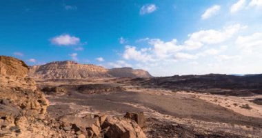 Zaman atlamalı bulutlar Makhtesh Ramon Crater üzerinde