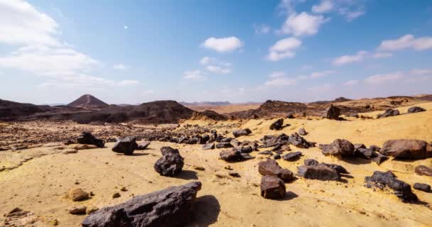 Deserto Amarelo Com Pedras Pretas Lapso Tempo Cratera Ramon — Vídeo de Stock