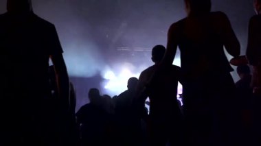 Paketlenmiş bir arenada siluetleri tezahürat kalabalık