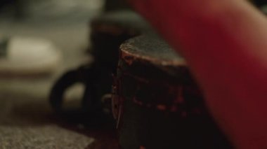 Kasanın dışında bir stüdyoda kırmızı bir gitar alarak