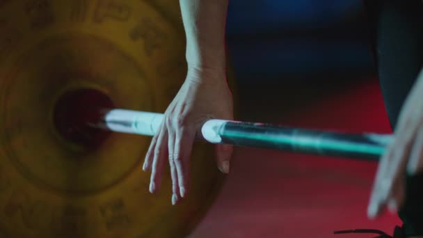 Αθλήτρια Κοντά Επάνω Barbell Ανελκυστήρα Στο Γυμναστήριο Αργή Κίνηση — Αρχείο Βίντεο