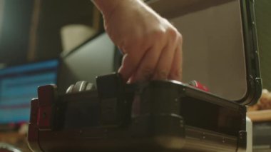 Kulaklıklar bir durumda aşağı koyarak