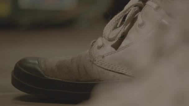 Постукивание Обуви Побить Рекорд Крупным Планом Постукивает Ногой Музыку Проводами — стоковое видео