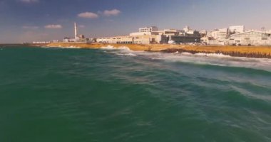 Tel Aviv - Yafa, havadan görüntüleri hareketli çekim üzerinden Akdeniz deniz robot. Tel Aviv manzarası - Akdeniz denizden havadan görüntüleri hareketli