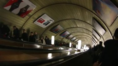 Moskova Metro esclator aşağı gidiyor