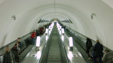 İnsanların esclator Moskova Metro aşağı gidiş