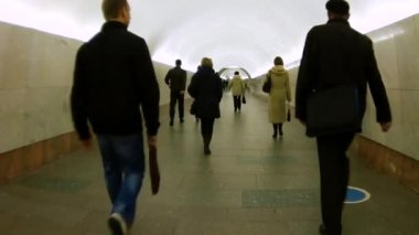 Anonim kalabalık Metro yürüyen insan