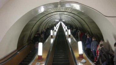 Metro, yürüyen merdiven yukarı giden insanlar