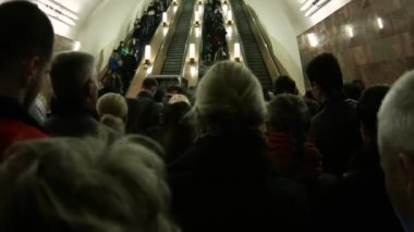 İnsanlar reçel Peope bir eslcator soper gitmek bekleyen kalabalık