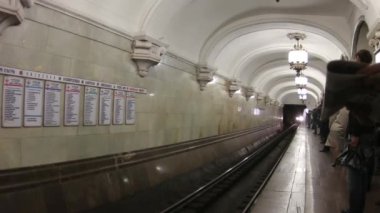 Metro tren geliyor ve istasyonda durdurma