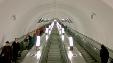İnsanlar Metro yürüyen merdiven yukarı ve aşağı