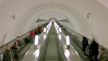 İnsanlar yürüyen merdiven metro istasyonunda sürme